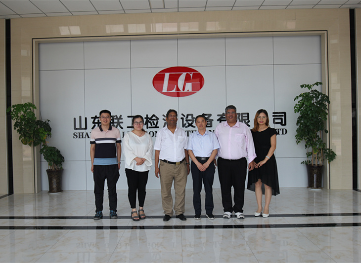 Customers come to Liangong factory