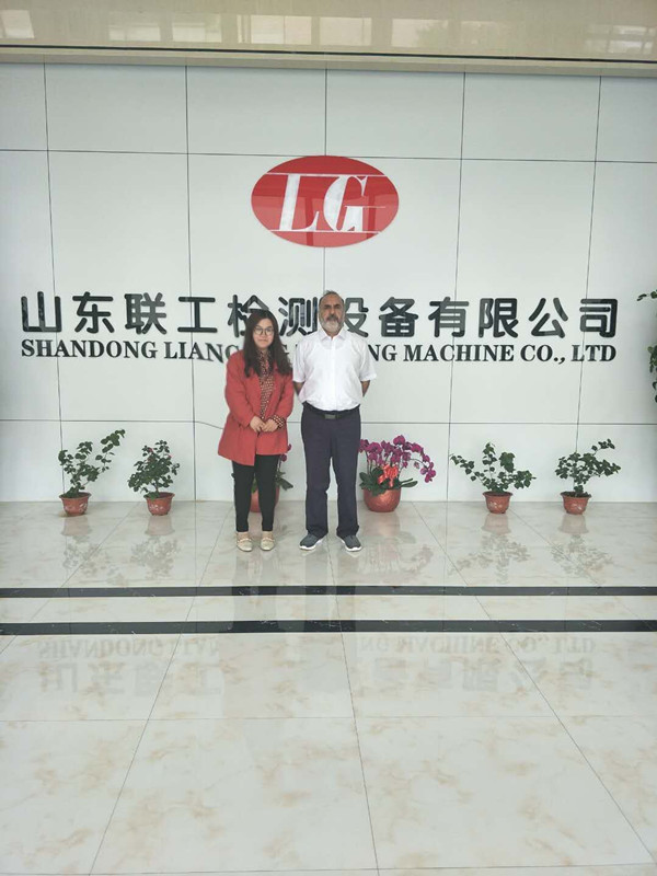 巴基斯坦客户到联工集团验收试验机设备