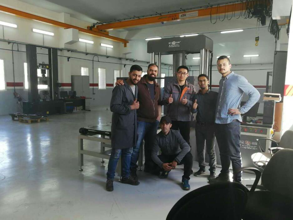  工程师在摩洛哥客户试验室为客户调试井盖压力试验机